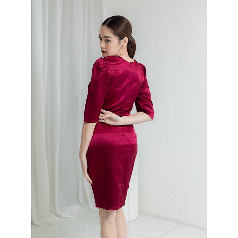 kudapy ดรสสั้นสีแดง แต่งจีบด้านหน้า ออกงานลุคสุภาพ แนะนำรุ่นนี้เลยค่ะ สวยหรู ดูดีมาก ใช้ผ้าเงา ดีเทลสวยทั้งตัว ใส่คนเดียวก็ปัง ใส่เป็นแก๊งก็เริ่ด