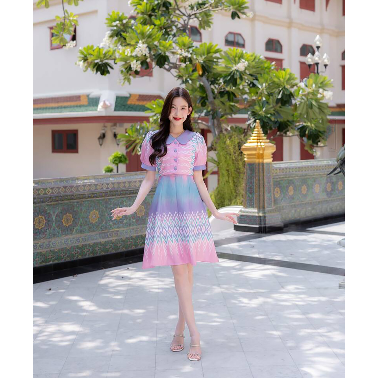 kudapy เดรสสั้นสีขาว/สีชมพู ผ้าลายไทยคอหยักแต่งกระดุมทรงบาน