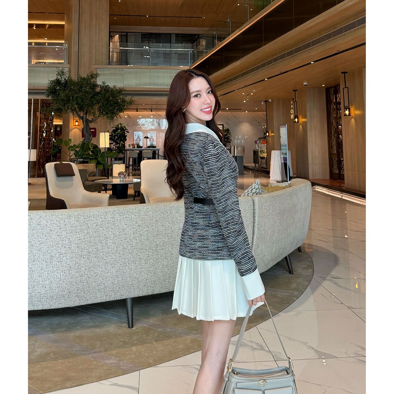 kudapy เซ็ท 3 ชิ้น : เสื้อทวิต +กระโปรงพลีท+เข็มขัดดำดอกไม้ เสื้อแขนยาวทูโทนปกขาว ผลิตจากผ้าทวีตเนื้อดีผ้านุ่มใส่สบาย