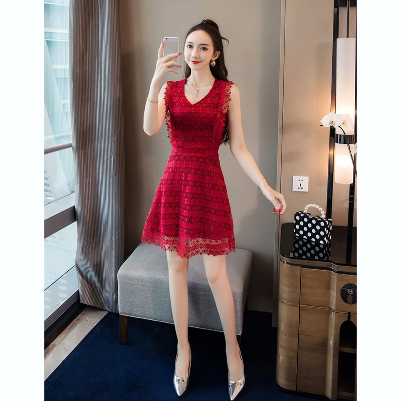 kudapy เดรสสั้นสีแดงเลือดนก ผ้าลูกไม้ ลายสวยเก๋ คอวี แขนล้ำ กระโปรงทรงเอ สวยสดใส