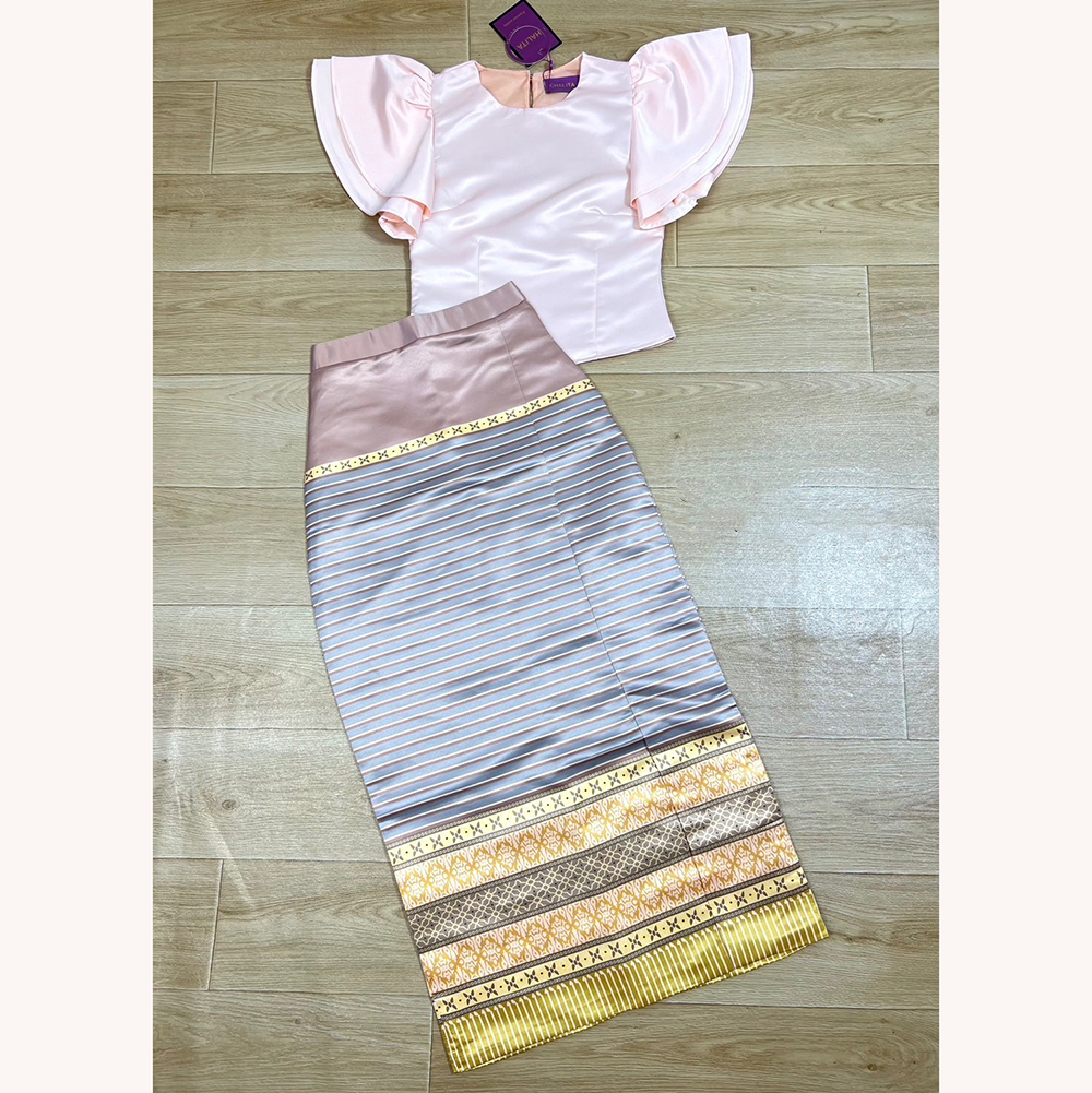 kudapy เซตเสื้อสีชมพูอ่อนผ้าไหมแต่งระบายแขน+ผ้าถุงลายไทยสีเทาตัดทองพิมพ์ลายสวยเรียบหรู ดูแพงมาก ดีไซส์น่ารักๆๆใส่ได้ทุกโอกาส
