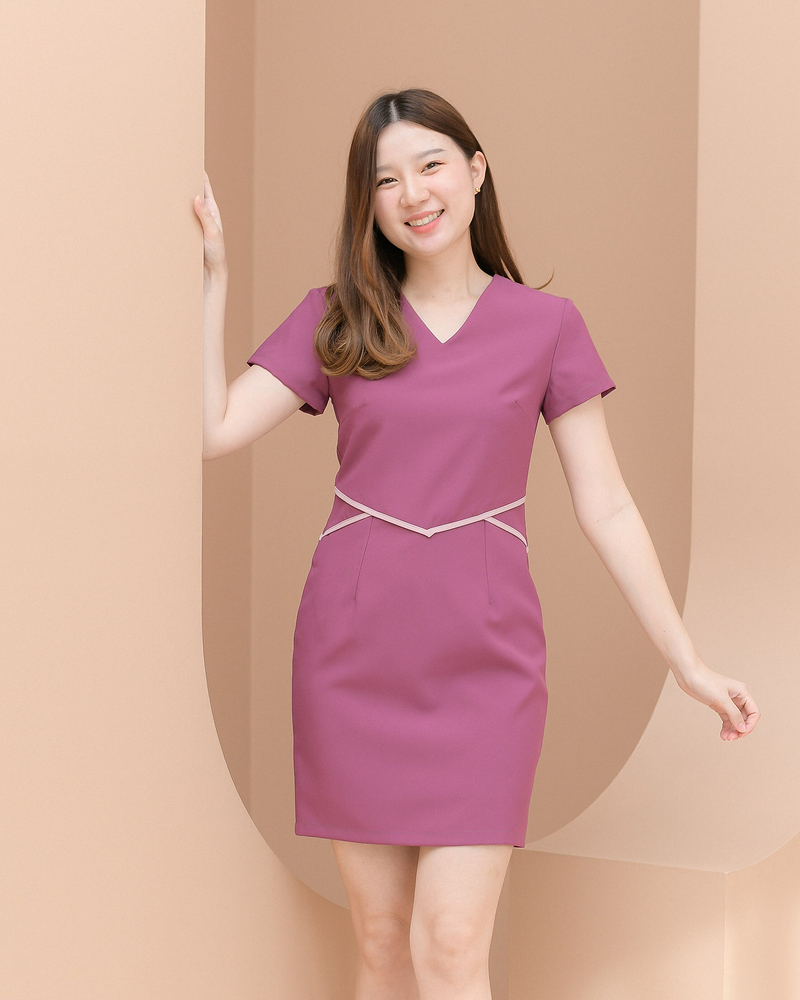 เดรสสั้นคอวี แขนสั้นสีกรมท่า,สีแดงเลือดหมู, สีดำ, สีน้ำตาล ,สีม่วง แต่งลายที่เอว เดรสทำงานทรงสวย งานดีมาก ซิบหลัง ซับใน