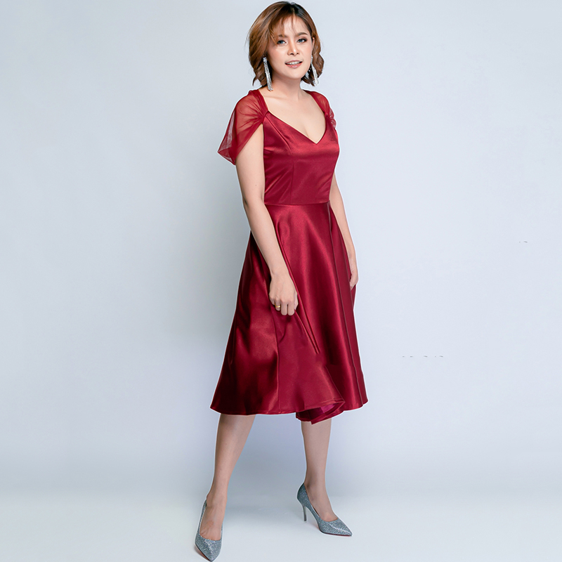 kudapy ชุดออกงานราตรีสั้นสีแดง ไหล่แต่งผ้าตาข่าย กระโปรงทรงบานคลุมเข่า สวยหวาน เรียบหรูดูแพง สวยสง่า