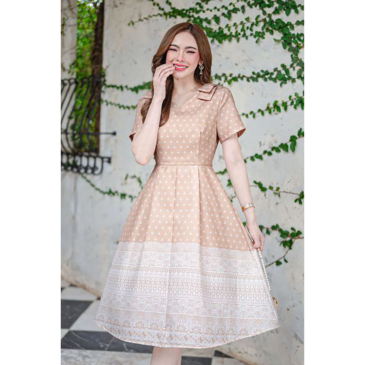 kudapy เดรสสั้น ผ้าโพลีแบบทองานพิมพ์ลาย คอกลม เนื้อผ้าไม่แข็งและไม่บาง ช่วงบ่าแต่งโบว์น่ารักๆ ตรงช่วงกระโปรงเป็นแบบผ้าต่อ