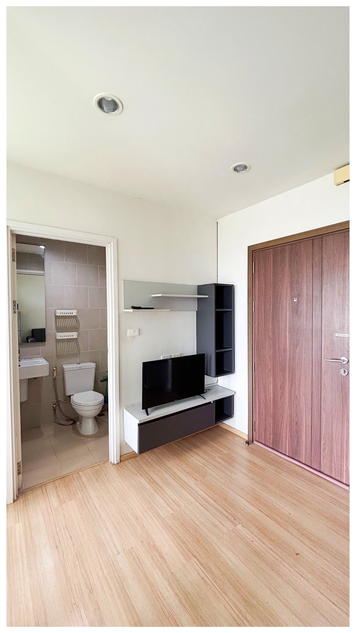 ให้เช่าห้องแบบ 1ห้องนอน 1ห้องน้ำ โซนพื้นที่ MRT เมืองทอง คอนโด The Base Chaengwattana (เดอะ เบส แจ้งวัฒนะ) High Rise ขนาดห้อง 26 ตรม. ชั้น 11 ตึก A ให้เช่า 8,000 ต่อเดือน สัญญาขั้นต่ำ 1 ปี