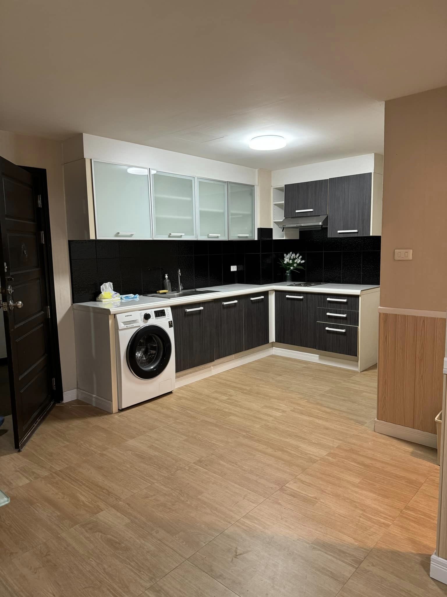 ปล่อยเช่าคอนโด Le Chateau Condo (เลอ ชาโต) ซอยศูนย์วิจัย 14 - เฟอร์เครื่องใช้ไฟฟ้าครบครั้น - 2ห้องนอน 1ห้องนั่งเล่น 2ห้องน้ำ