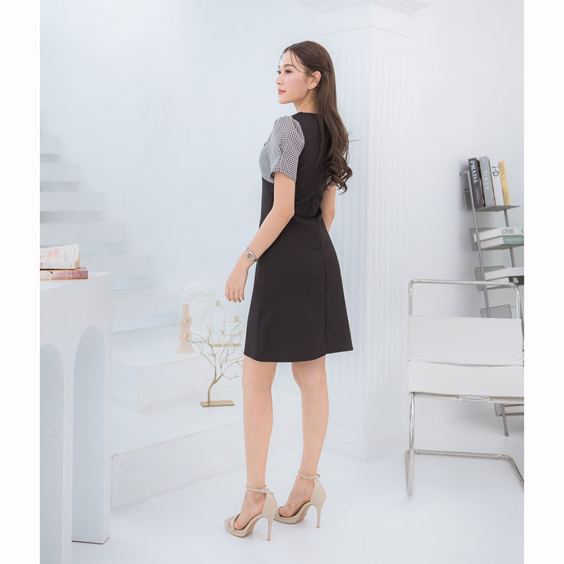 kudapy เดรสสั้นสีชมพู/สีน้ำตาล/สีดำ คอปกเข้าทรง ดีเทลติดกระดุม ผ้าเรียบตัดด้วยผ้าลายสก๊อตแบบคิวท์ๆ