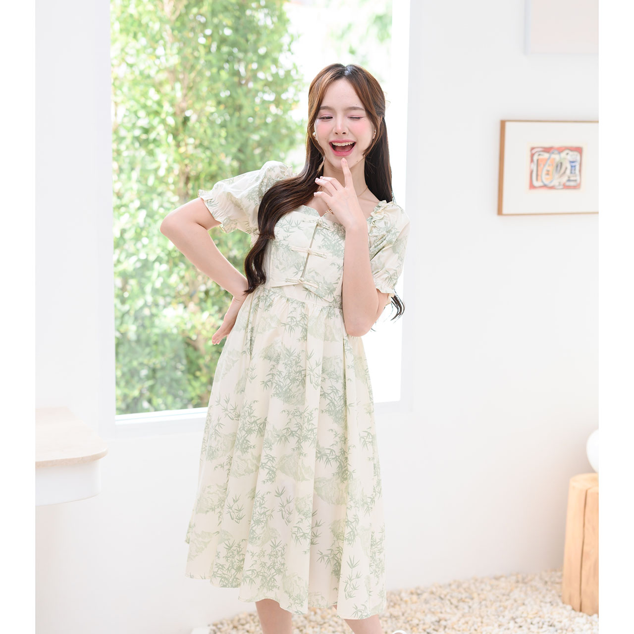 kudapy เดรสพิมพ์ลายใบไม้บนพื้นสีครีม ดีไซน์คอเสื้อแบบสี่เหลี่ยม เพิ่มความหวาน ด้านหน้ามีการตกแต่งด้วยกระดุมสไตล์จีน แขนตุ๊กตา