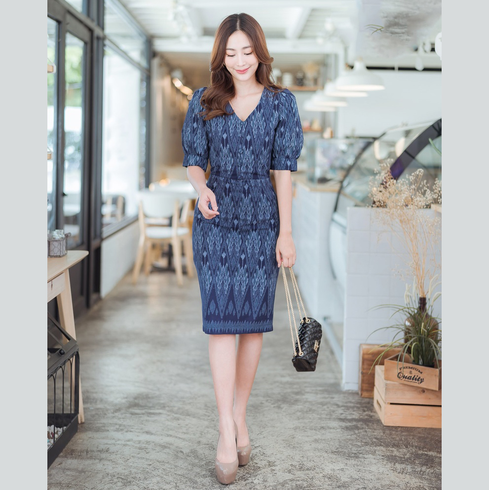 kudapy เดรสสั้นผ้าไทยพิมพ์ลายไทยสีกรมท่า เดรสคอวีทรงเอ แขนสั้นทรงตุ้กตา ซับใน ซิบหลังอย่างดีจร้า