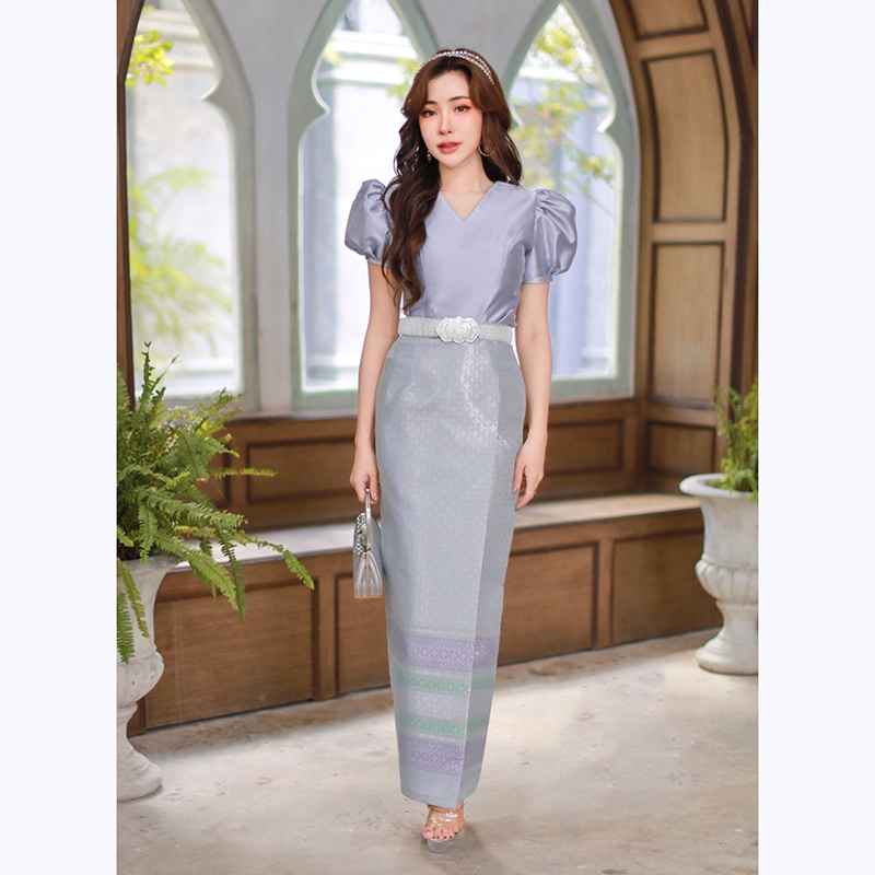 kudapy ชุดไทยผ้าไหมสีเทาสวยหรู จีบไหล่ยกตั้งขึ้น มีซิปซ่อนหลัง ตัดเย็บด้วยผ้าไหมอิตาลีอัดกาว มาพร้อมกับผ้าถุงไหมกวินตราทอเครื่อง ลายไทย