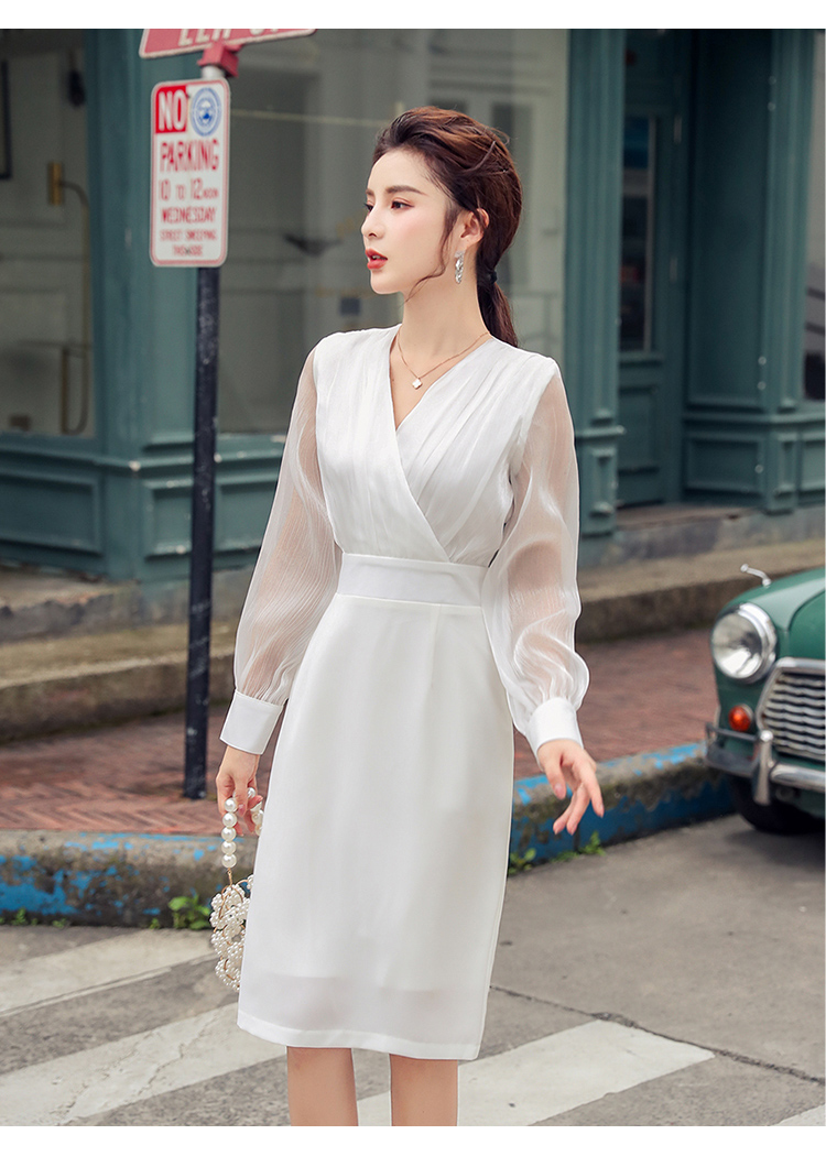 kudapy เดรสสั้นออกงานสีขาวคอทรงวี แบบสวยเด่น คอวีแต่งผ้าป้ายด้านหน้า แขนยาวผ้าซีทรูจัมป์ชายแขนติดกระดุม