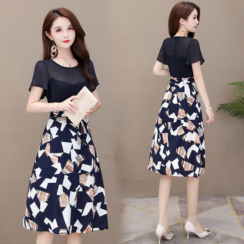 kudapy เดรสสีกรมท่า ชุดเดรสใส่ทำงาน ตัวเสื้อผ้าชีฟองสีกรมท่า เย็บต่อกับกระโปรงผ้าชีฟองพิมพ์ลายตามแบบ