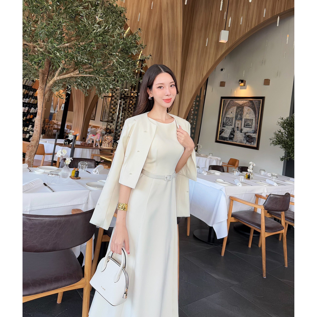 kudapy เซ็ท 3 ชิ้น เดรสออกมาให้เข้ารูปเอวสูง มีฟองน้ำในตัว ซิปด้านหลัง เสื้อครอปสวยหรูด้วยการตกแต่งไข่มุก มีตะขอติดเสื้อให้ ครอปมีรองบ่าบางๆ