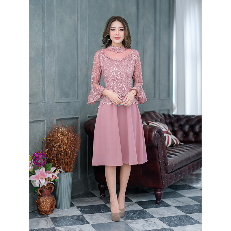 kudapy เดรสสั้นสีชมพูกะปิ/สีเขียว/สีดำ ลูกไม้เงาดีไซน์สวยหรูค่ะ ชุดนี้ด้านบนเป็นผ้าลูกไม้แต่งคอช่วงอกจะเป็นซีทรูเบาๆทรงคอปาด