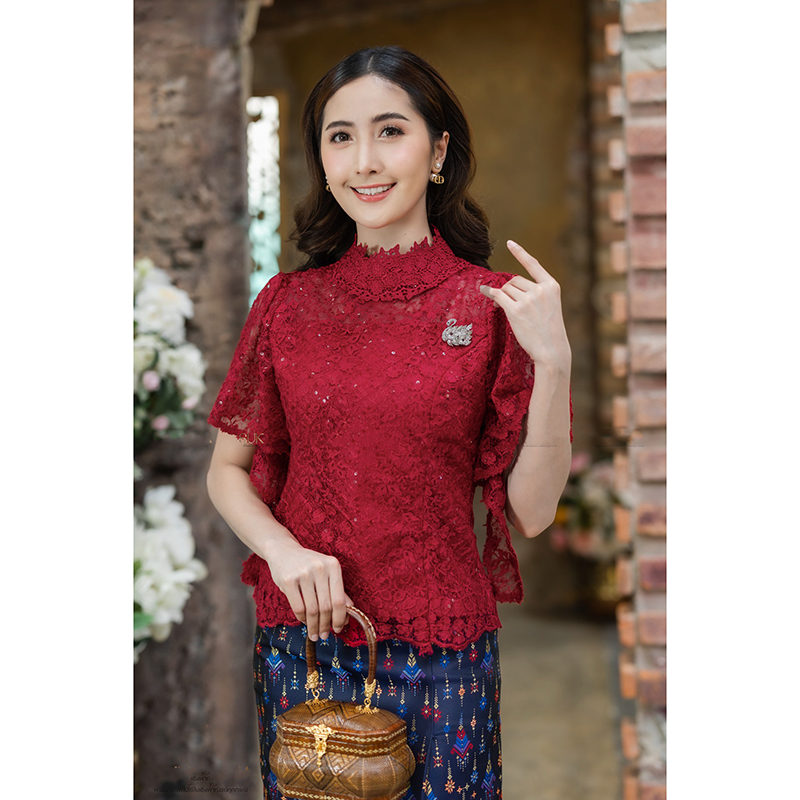 kudapy เสื้อลูกไม้พรีเมี่ยมสวยแดง / ทอง ผ้าลูกไม้ 3 มิติดอกนูน มีชิปซ่อนหลัง แขนดีไซค์เก๋ ปักเลี่ยมสวยงาม (เฉพาะเสื้อ 1890) ทั้งชุด 3990 ส่งฟรี