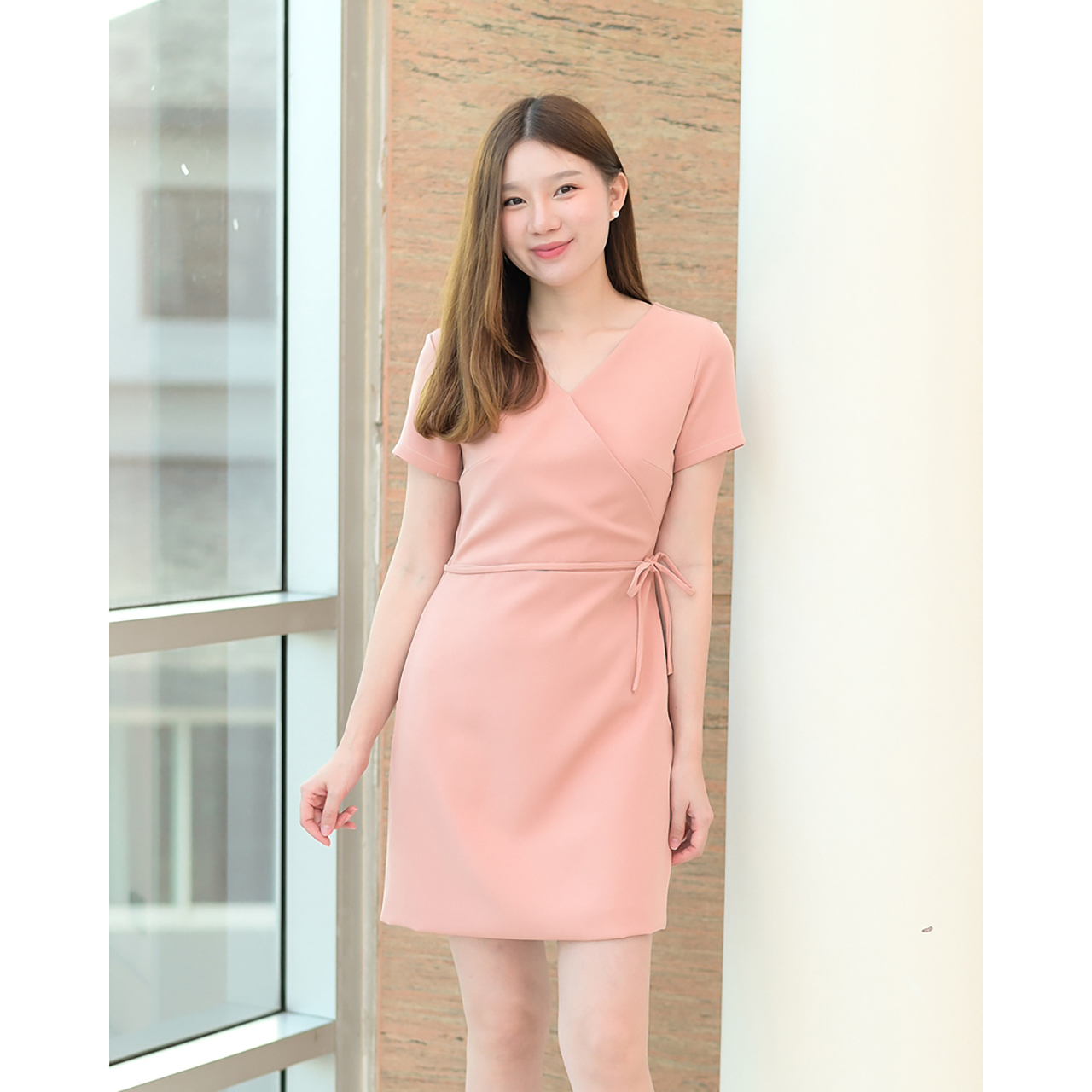 kudapy เดรสสั้นสีโอรส/สีน้ำตาลแดง ไขว้กิโมโนแขนสั้น เข้ารูปเอว ผ้าเนื้อหนานุ่ม ใส่สบาย เย็บกลับซับในทั้งตัว มีโบว์ให้ผูกรอบเอวเพิ่มความคิ้วท์