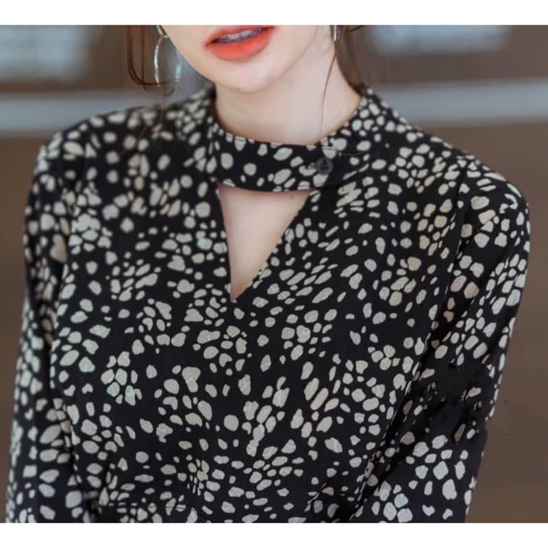 kudapy เดรสยาวสีขาว/ดำ แขนยาวพิมพ์ลายดีไซส์สวย ดีเทลคอปาด ตัวกระโปรงพริ้วๆ ลายผ้าคมชัด ใส่สบาย