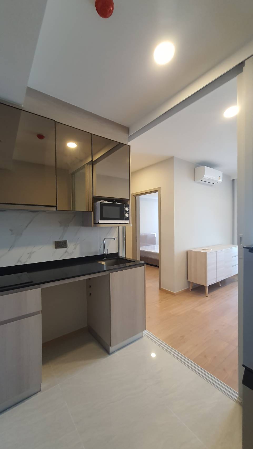 ให้เช่าห้องแบบ 1ห้องนอน 1 ห้องอเนกประสงค์ (สามารถปรับเป็นห้องนอนหรือห้องทำงานได้) 1ห้องน้ำ โซนพื้นที่ BTS ทองหล่อ คอนโด Chewathai Residence Thonglor (ชีวาทัย เรสซิเดนซ์ ทองหล่อ) Low Rise ขนาดห้อง 50 ตรม. ชั้น 8