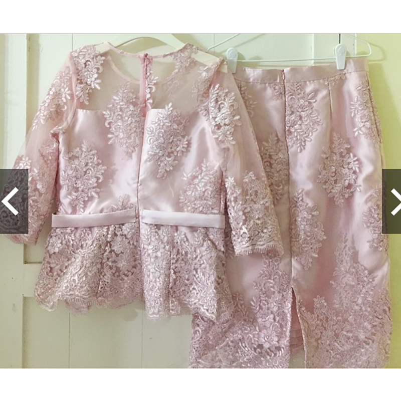 kudapy เซทแยก 2ชิ้น เสื้อลูกไม้+กระโปรง สีขาว/สีชมพู เสื้อลูกไม้แขนสามส่วนแขนมีซับผ้ามุ้ง คอกลมแขนและไหล่ซีทรู เอวเสื้อเย็บคาดเข็มขัดโบว์