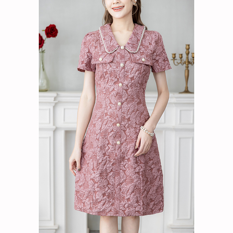 kudapy เดรสสั้นสีขาว/สีชมพูกลีบบัว คอปกมุก ผ้าแจ็คกาด เป็นทรงเข้ารูป มีดีเทลแต่งกระดุม และกระเป๋าช่วงอก เพิ่มความสวยเก๋