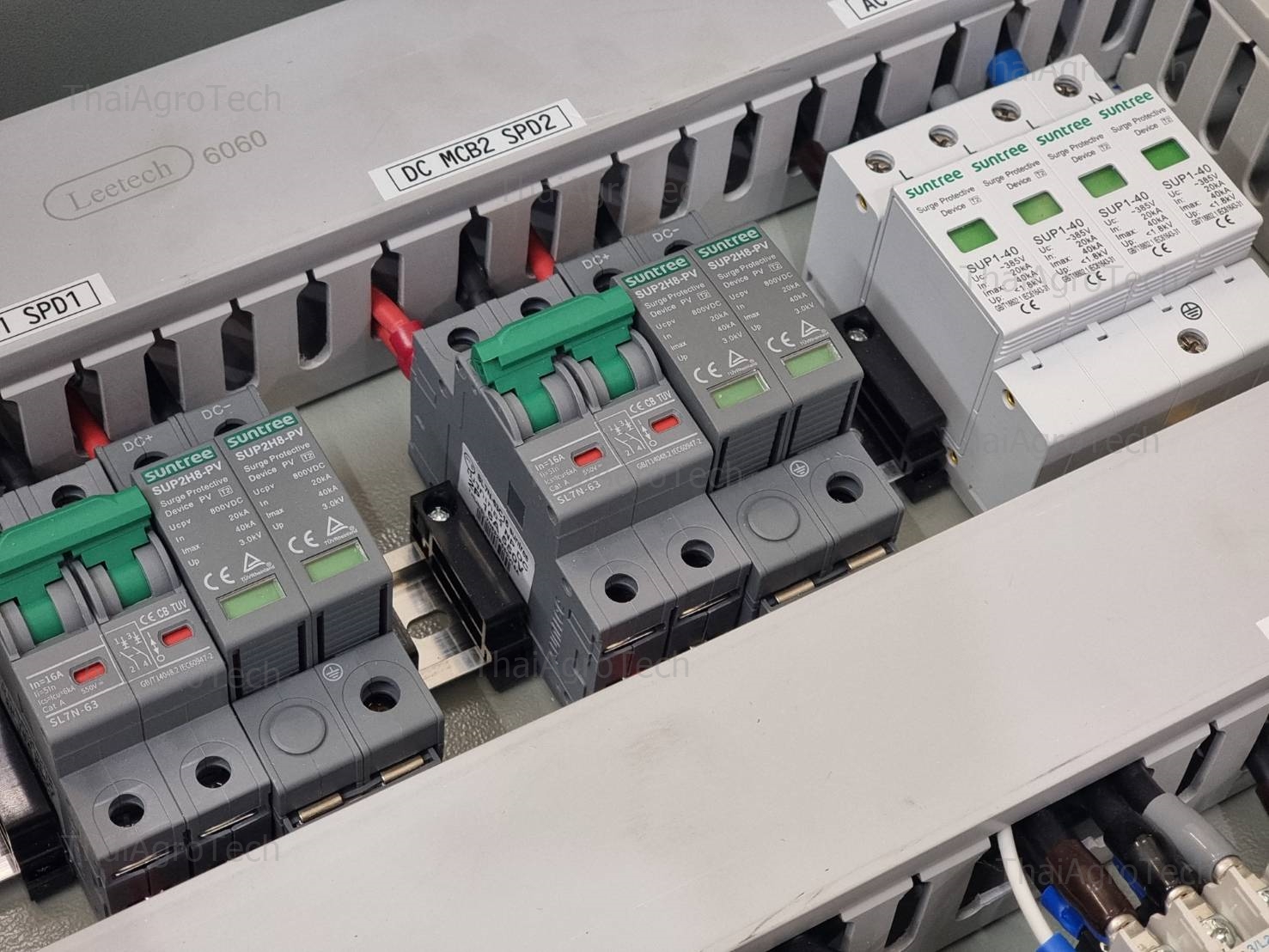 ตู้คอมบายเนอร์แบบไฮบริด 2สตริง 3เฟส Hybrid Off-Grid ขนาด 10kw-20Kw MCCB, RCBO, DC 2string ATS (Magnetic switch) แมกเนติก สวิตซ์ 100A (3Phase) ระบบโซล่าเซลล์ ไฮบริด AC-DC Hybrid combiner 2 string with ATS (Magnetic switch)