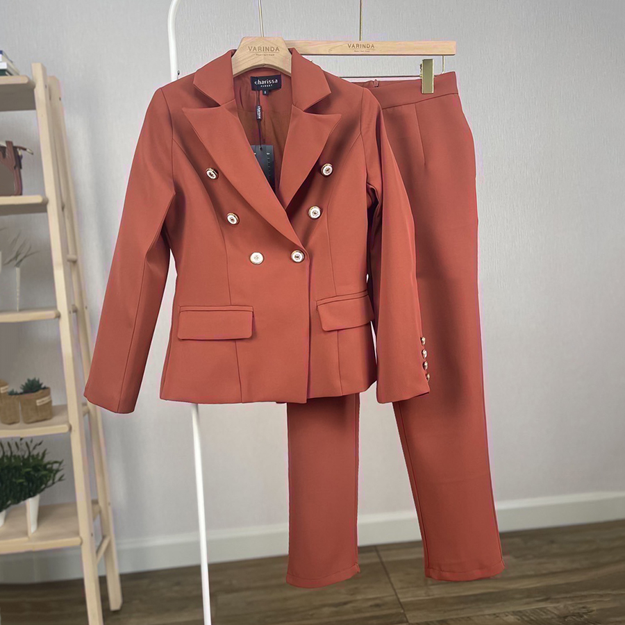 kudapy เสื้อสูท+กางเกง สีส้มอิฐ setsuit เสื้อมีซับในทั้งตัว แต่งกระดุมด้วยหน้าสีขาวทอง 6 เม็ด กระเป๋าจริง มาพร้อมกางเกงขายาว 9 ส่วน