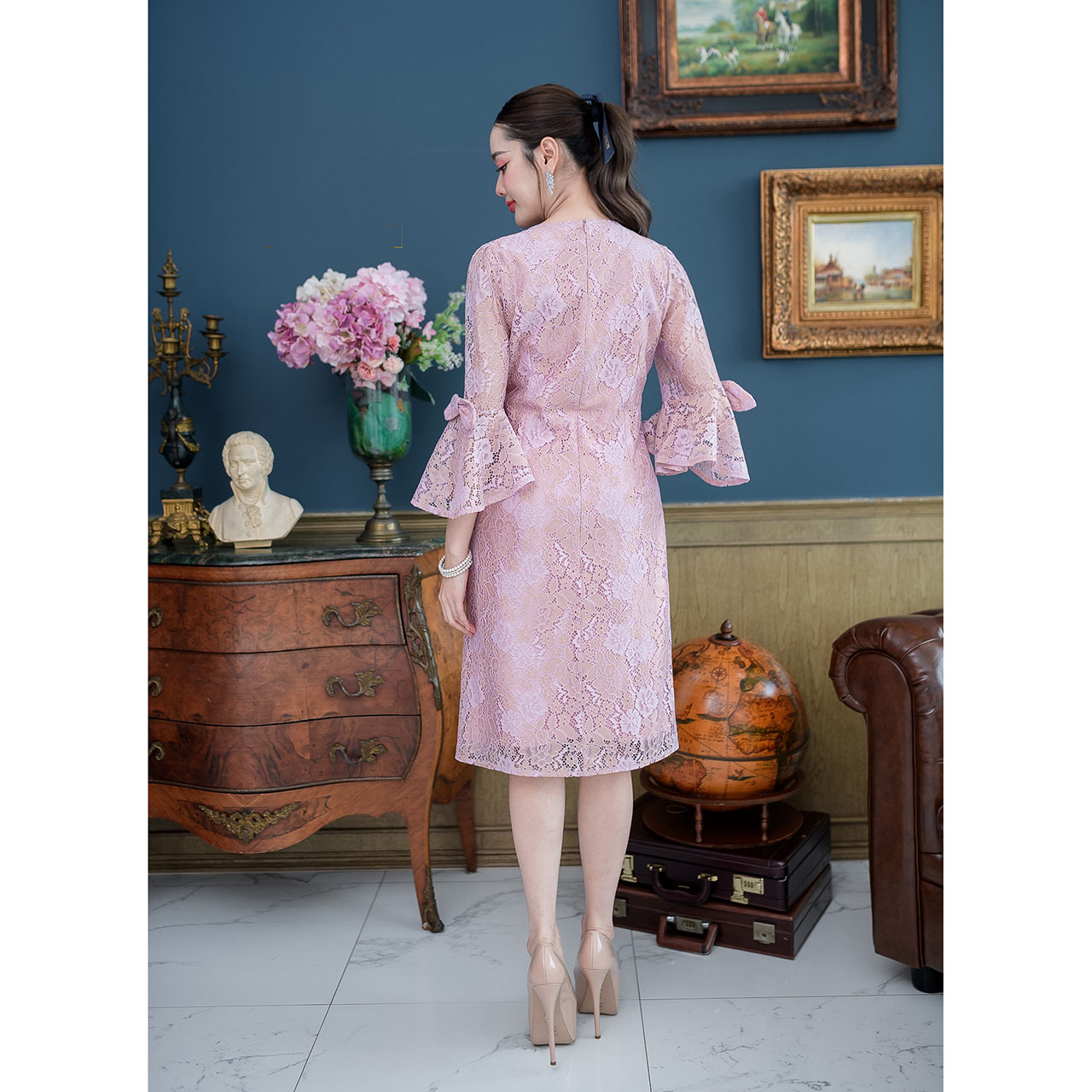 kudapy เดรสสั้นสีชมพู/สีเหลือง ผ้าลูกไม้คอกลม แขนยาวห้าส่วน ช่วงแขนเป็นระบาย แต่งโบว์ทั้งสองข้าง