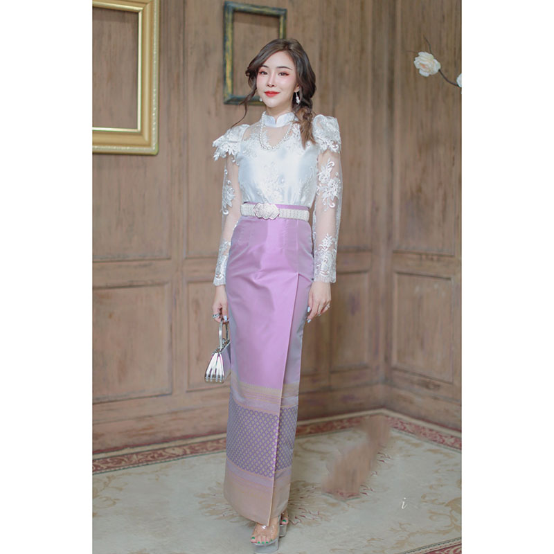 kudapy (เฉพาะเสื้อ) เสื้อลูกไม้สีขาวแขนยาว ผ้าลูกไม้ปักทั้งตัว แต่งแขนระบาย ชายระบาย ซับในด้วยผ้าไหมอิตลี่ อัดกาว มีซิปซ่อนหลัง