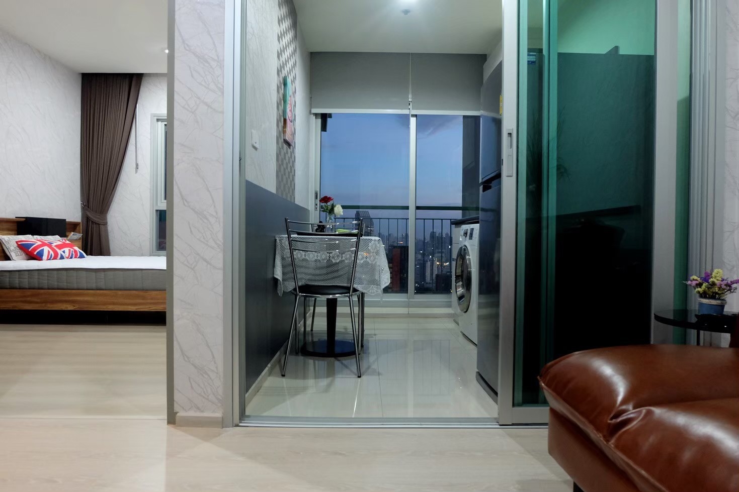 ให้เช่าคอนโด Life Ratchadapisek (ไลฟ์ รัชดาภิเษก) โซนพื้นที่ MRT ห้วยขวาง ห้องแบบ 1ห้องนอน / 1ห้องน้ำ / โซนครัวปิด · ขนาดห้อง 31 ตรม. ชั้น 35