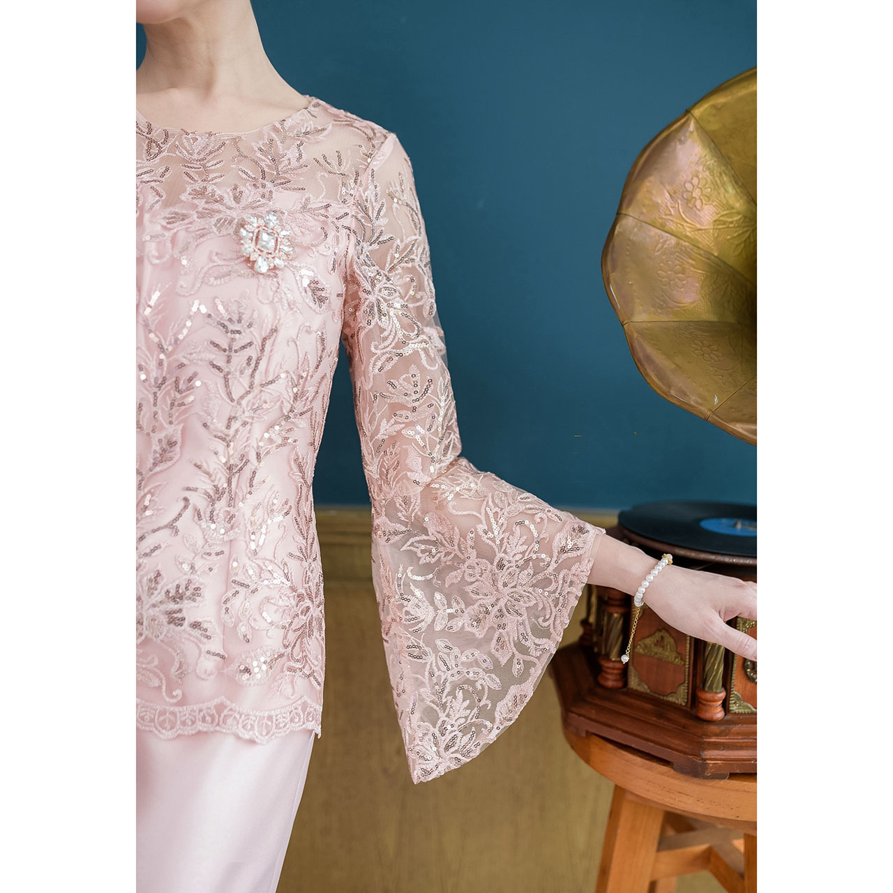 kudapy เดรสยาว ผ้าไหมทรงหางปลา กระโปรงทรงนี้เป็นทรง ผ้าลูกไม้แต่งเลื่อมแบบวิ้งทั้งตัวเลื่อม งานปักลูกไม้ยังเป็นงานปักผสมดิ้น