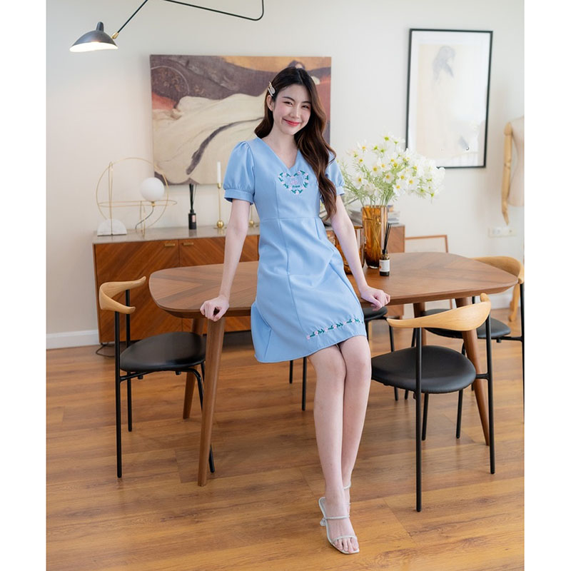 kudapy เดรสสั้นสีชมพู/สีเขียว/สีฟ้า คอวีผ้าพื้นอกหัวใจ