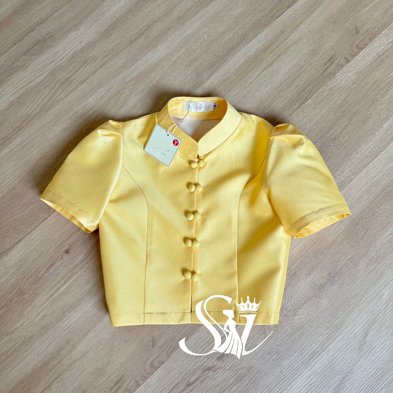 kudapy ชุดเซ็ทเสื้อคอจีนสีเหลือง แขนสั้น กระดุมคู่ด้านหน้า งานผ้าไหมอิตลลี่ ผ้าถุงสำเร็จรูป ซิปหลัง อัดกาว เนื้อผ้าไหมทอเครื่อง ทอลาย