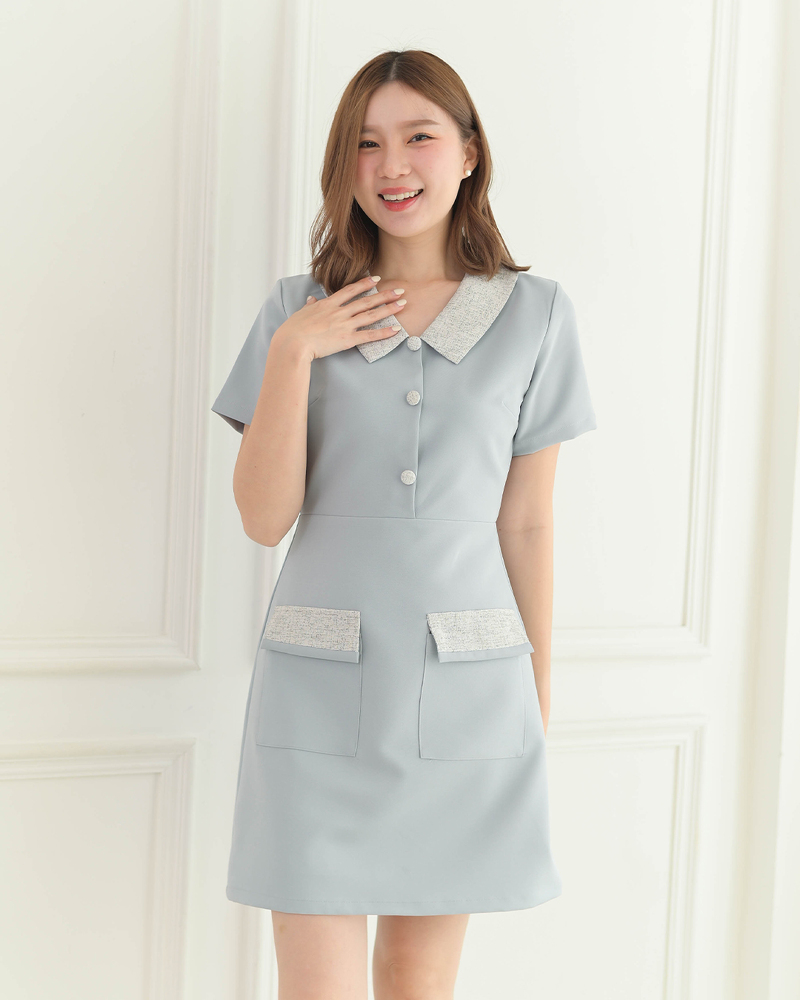 kudapy เดรสสั้นสีเทาฟ้า/สีครีมเข้ม/สีดำ/สีชมพูอ่อน คอปกแขนสั้น แต่งปกและฝากระเป๋าด้วยผ้าชาแนลโทนสีแมทช์กับชุด