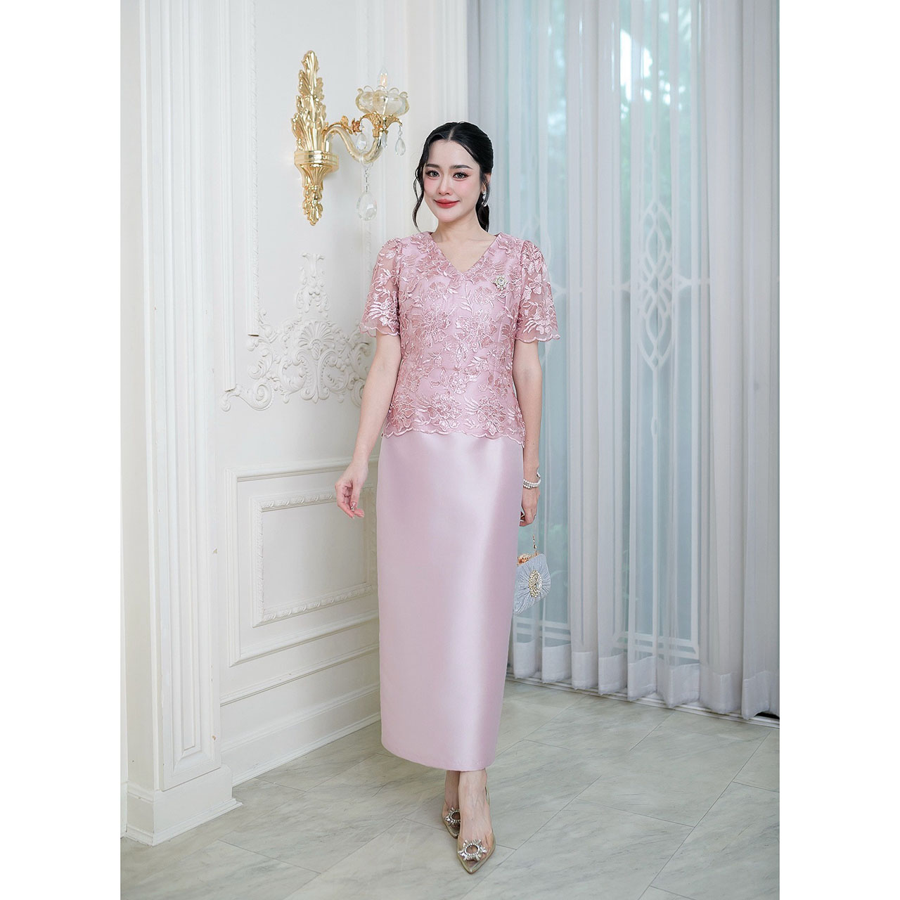 kudapy เดรสผ้าไหม ลูกไม้ปักแต่งเลื่อมทั้งชุดคอวี แต่งซิปหลัง มีซับใน กระโปรงผ่าหลัง