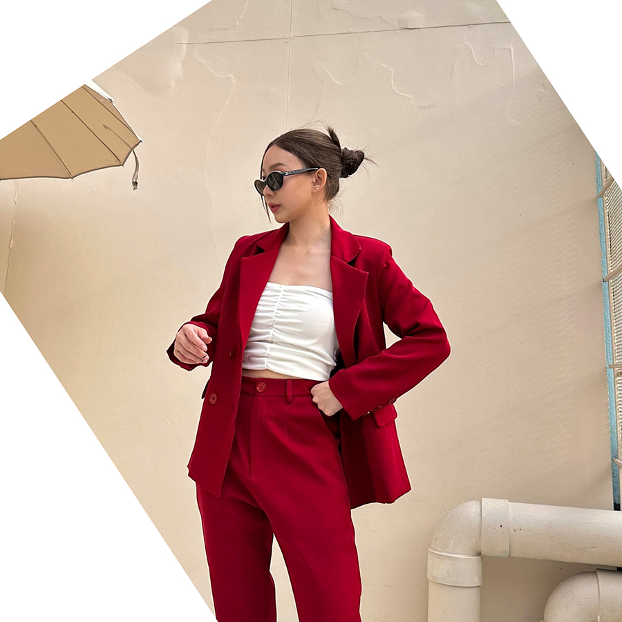 kudapy Set Blazer+กางเกง สีแดง, ชมพู เสื้อสูทแต่งกระดุม4 เม็ด มีซับในทั้งตัว มาพร้อมกับกางเกงขายาวทรงบอก กระเป๋าใช้งานได้จริงทั้งเสื้อกางเกง