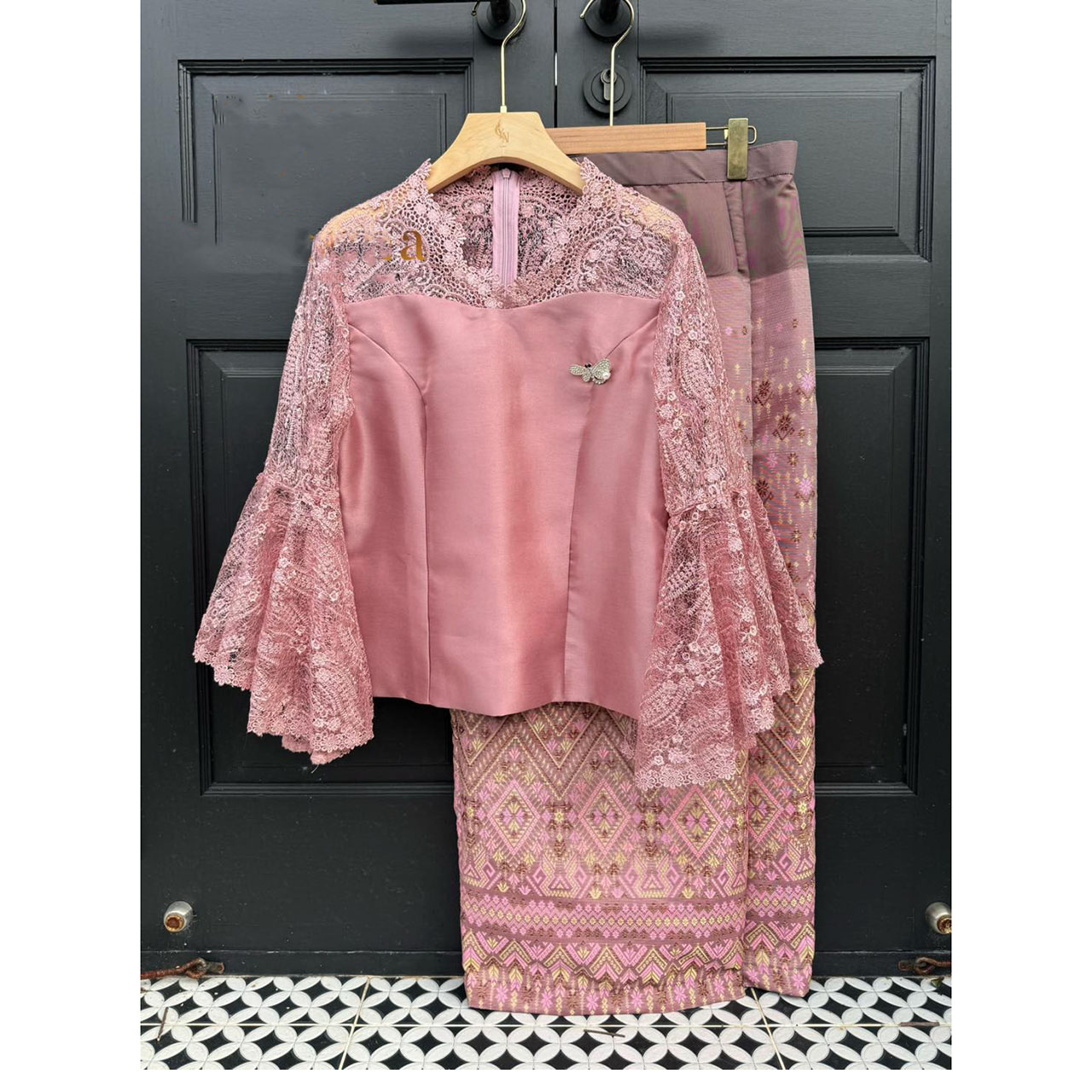 kudapy เสื้อไหมญี่ปุ่นสุดพรีเมี่ยมงานปราณีตสีชมพู แต่งแขนระย้าด้วยผ้าลูกไม้ใยบวบเนื้อนิ่ม (เฉพาะเสื้อ)