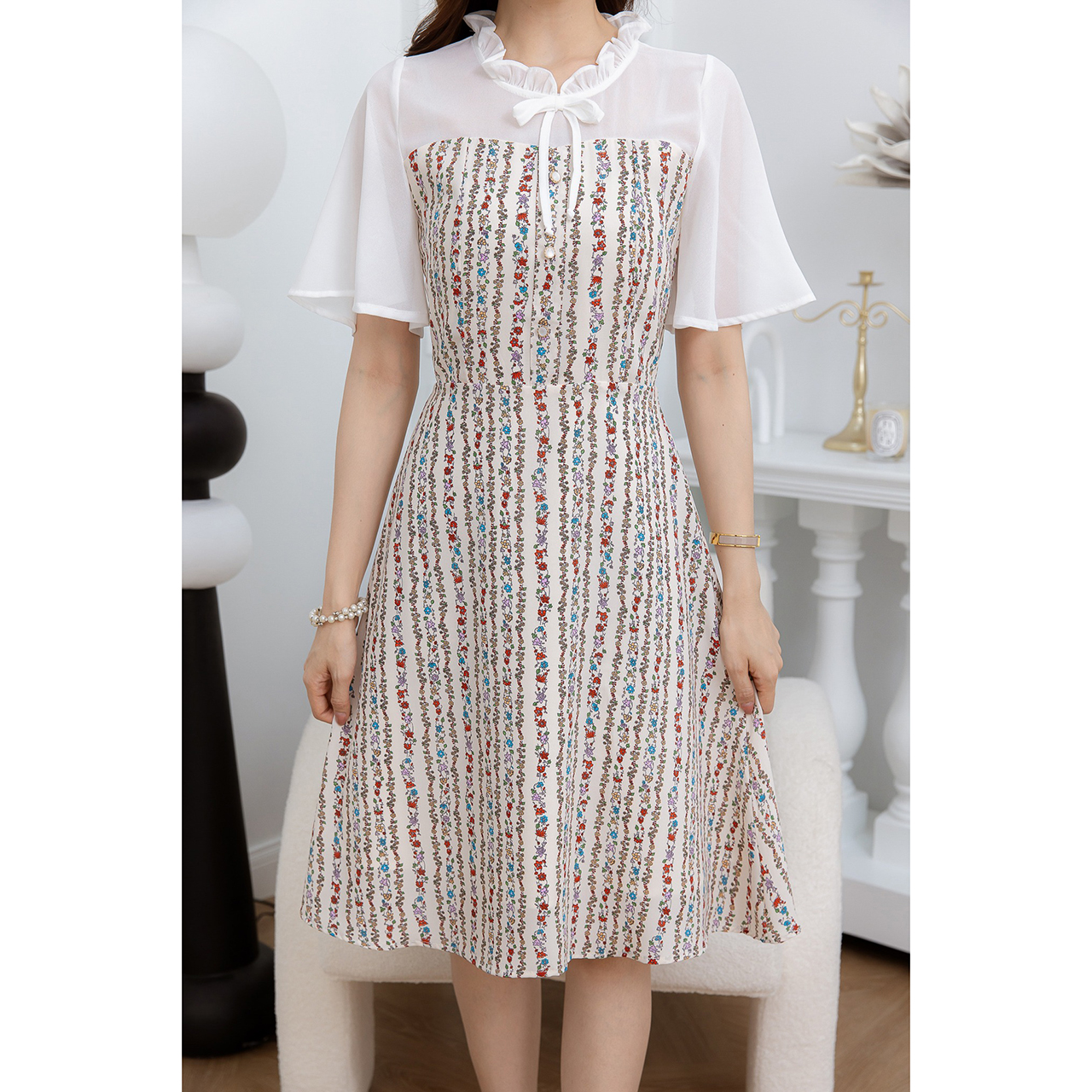 kudapy เดรสสั้นสีดำ/สีครีม แขนระบายชีฟอง ช่วงตัวผ้าลายเป็นผ้าไหมอิตาลี่ ดีเทลจับจีบรอบคอแต่งโบว์ ผ้าลายดอกเป็นลาย