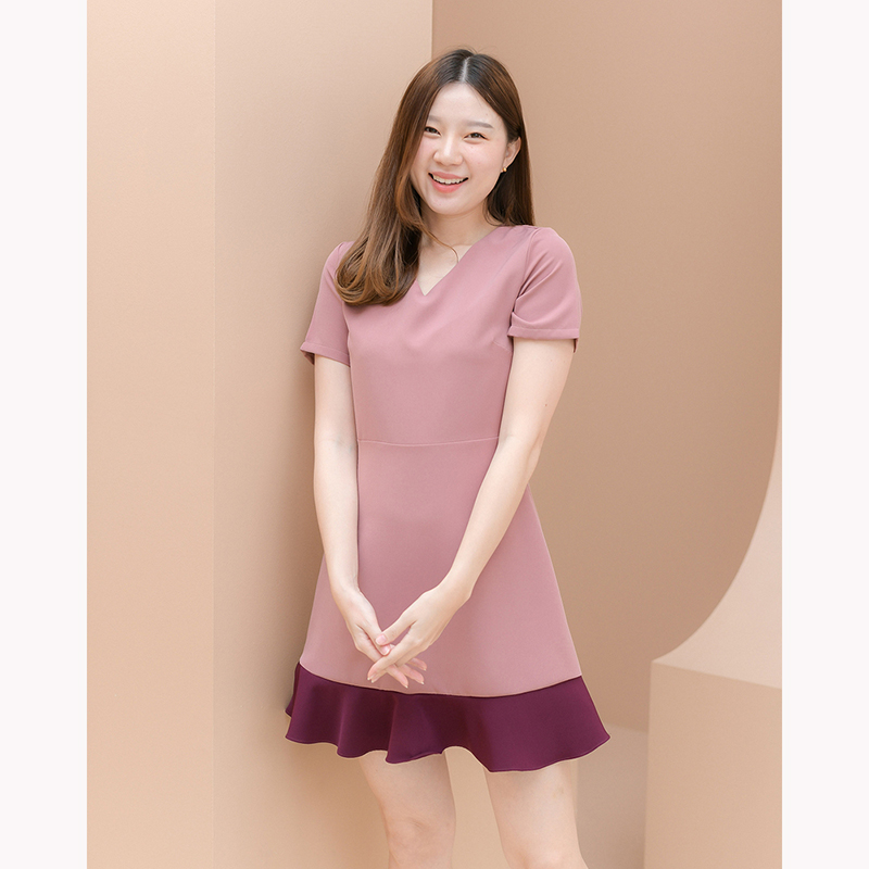 kudapy เดรสสั้นสีชมพูเข้ม/สีเทาฟ้า คอแหลมแต่งระบายชาย จัดแมทช์คู่สีโดนๆ ทรงสวยเข้ารูป งานเย็บกลับซับใน
