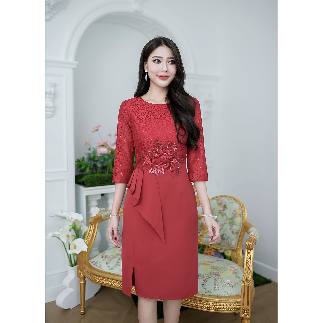 kudapy เดรสลูกไม้ผสมผ้าพื้น ช่วงบนตัวเสื้อเป็นงานผ้าลูกไม้กลิตเตอร์แขนห้าส่วนเลยศอกมาเล็กน้อย เอวตกแต่งสวยงาม ดอกไม้ปักลายมีเกสรแต่งเพชร