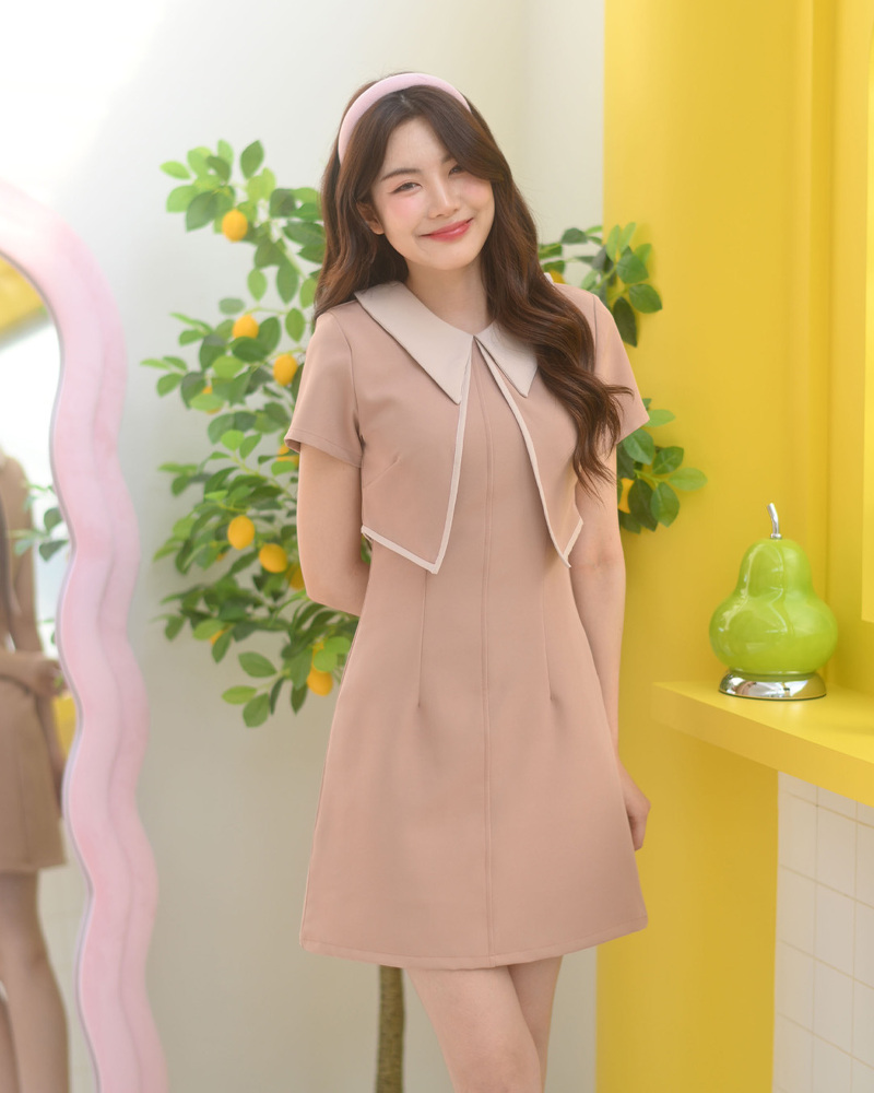 kudapy เดรสแขนสั้น เล่นสีคอปกและกุ๊นขอบ ดีไซน์เหมือนใส่เสื้อกั๊ก แพทเทิร์นสวยเข้าเอว ตัดต่อคิ้วกลางลำตัวจับเกล็ดเข้ารูป