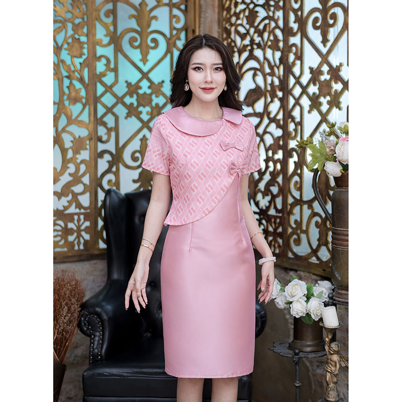 kudapy เดรสสั้นสีชมพู/สีฟ้า ผ้าไหมพิมพ์ลายไทยช่วงตัวเสื้อ ใช้ผ้า 2 ชนิดนะคะ ดีไซน์สวยหวานน่ารัก เป็นคอบัวสไตล์เสื้อคลุมด้านนอกเป็นงานเดรสชิ้นเดียว