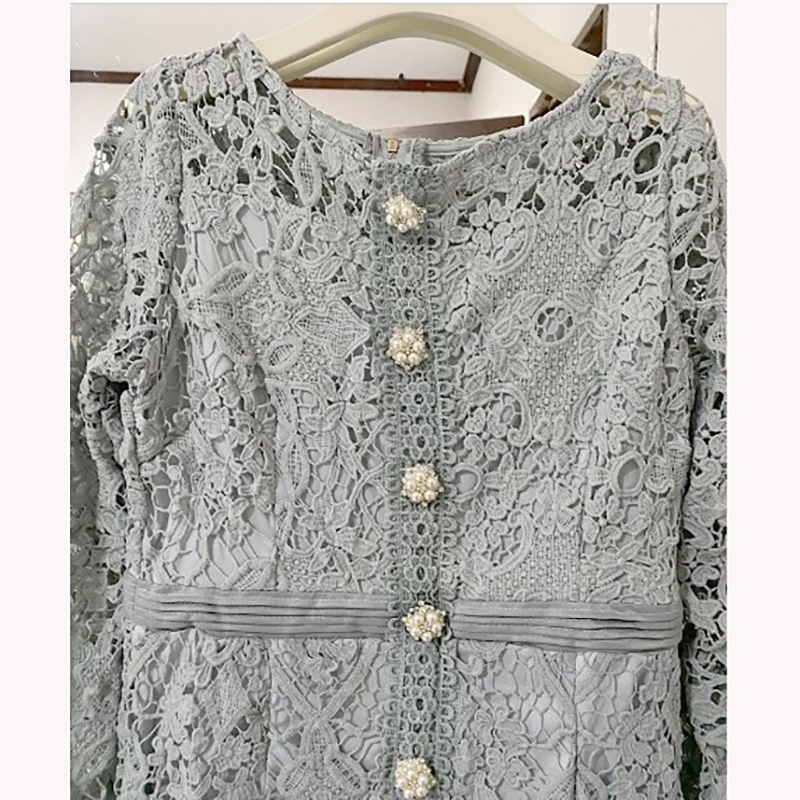 kudapy เดรสสั้นสีเทา ลูกไม้แขนยาว แต่งกระดุมหลอกด้านหน้าชุดสวยๆ กระโปรงระบายชาย ผ้าลูกไม้ลายสวย ยืดหยุ่นได้ มีซับในในตัว