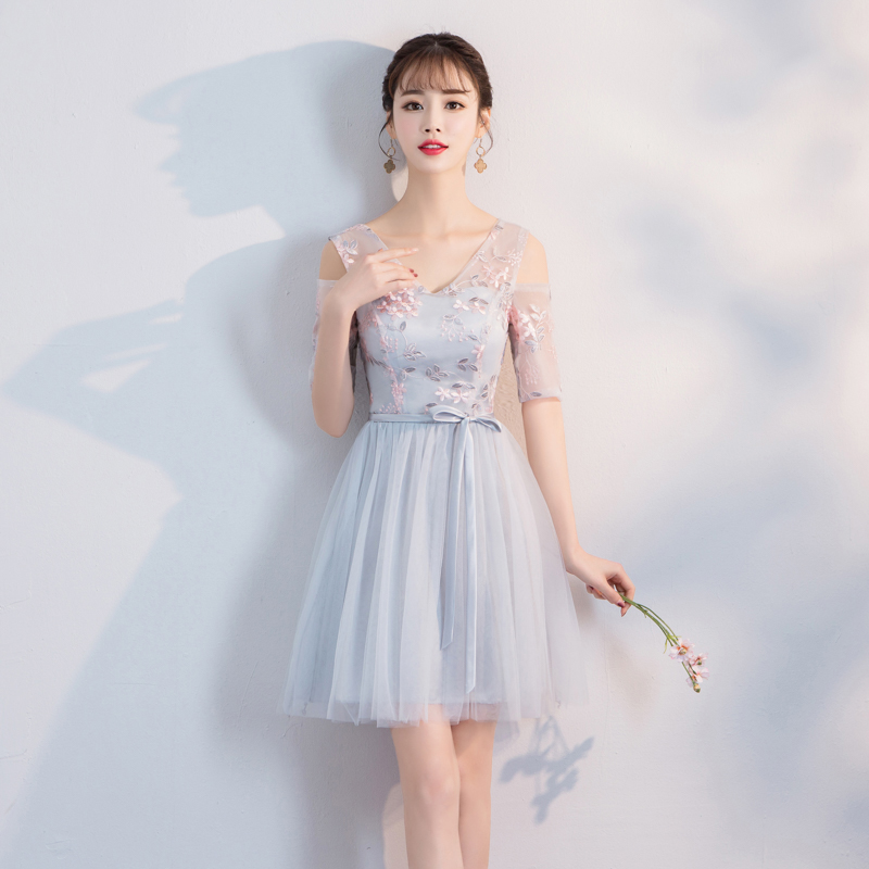 kudapy เดรสราตรีออกงานสีเทา ตัวเสื้อปักลายดอกไม้สีชมพูอ่อน