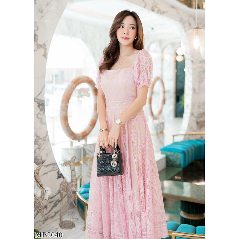 kudapy เดรสยาวสีขาว/สีชมพู/สีกรม/สีแดง คอเหลี่ยมลูกไม้มีซับ