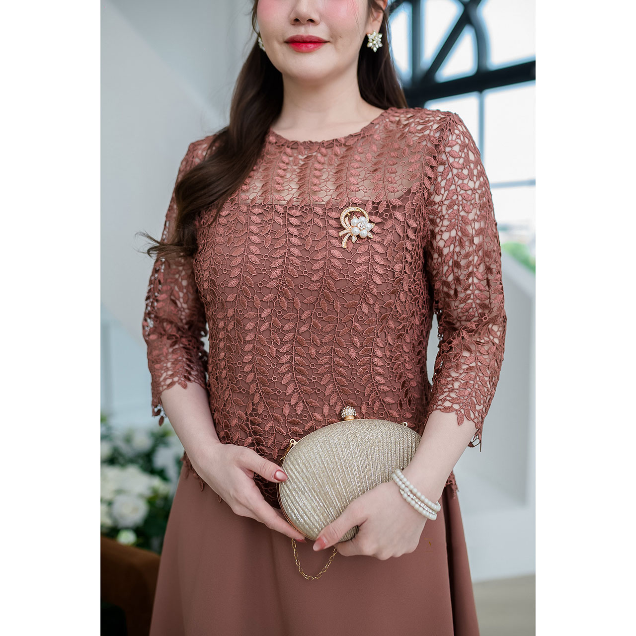 kudapy เดรสสั้นสีน้ำตาล/สีชมพู ลูกไม้เนื้อเงาถักทอลายเถาวัลย์ เดรสแขนห้าส่วน กระโปรงผ้าชีฟองพริ้วสวย มีซับในทั้งชุด