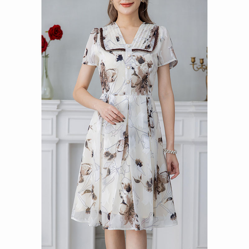 kudapy เดรสสั้นสีกรม/สีครีม ผ้าผสม ผ้าสวยพริ้วนิ่มใส่สบาย แล้วพิมพ์ลาย ช่วงคอมีดีเทลตีเกล็ดด้านข้างแล้วแต่งระบายพลีทขอบน้ำตาล แต่งกระดุมช่วงอก กระโปรงจับจีบทวิส