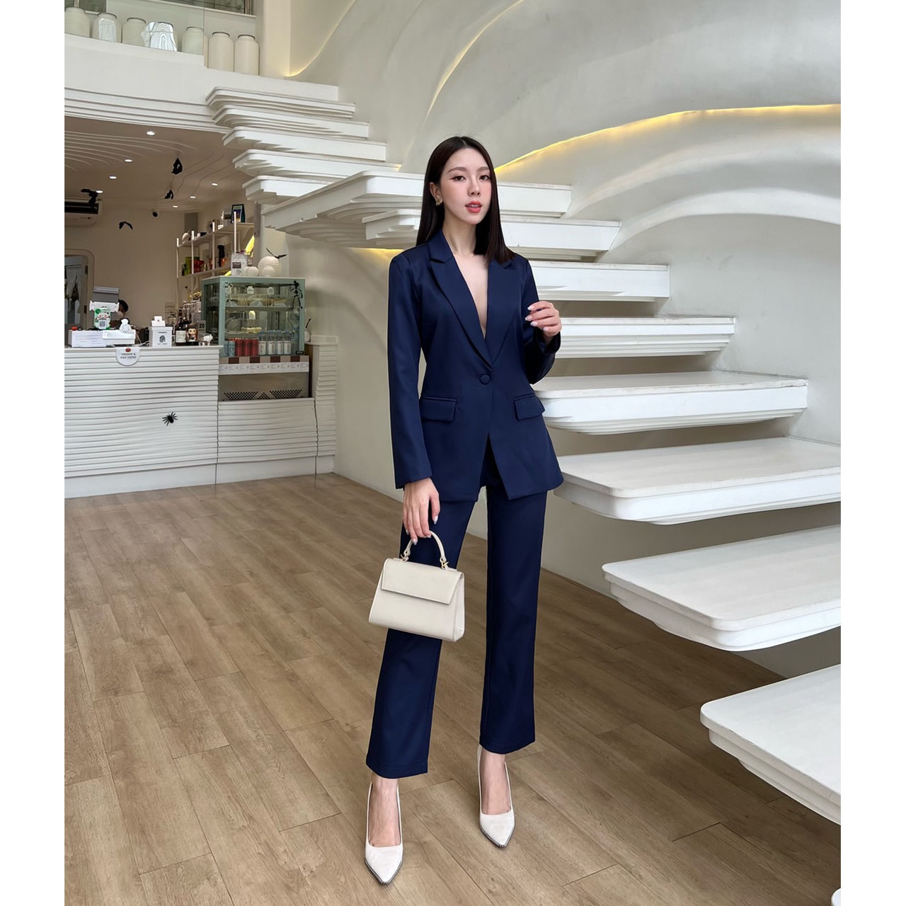 kudapy ชุดเสื้อสูทมีซับในอย่างดี แต่งกระดุมผ้าเดียวกับสีชุด มาคู่กับกางเกงขายาวใส่สบาย กระเป๋าใช้งานได้จริงทั้งเสื้อและกางเกง