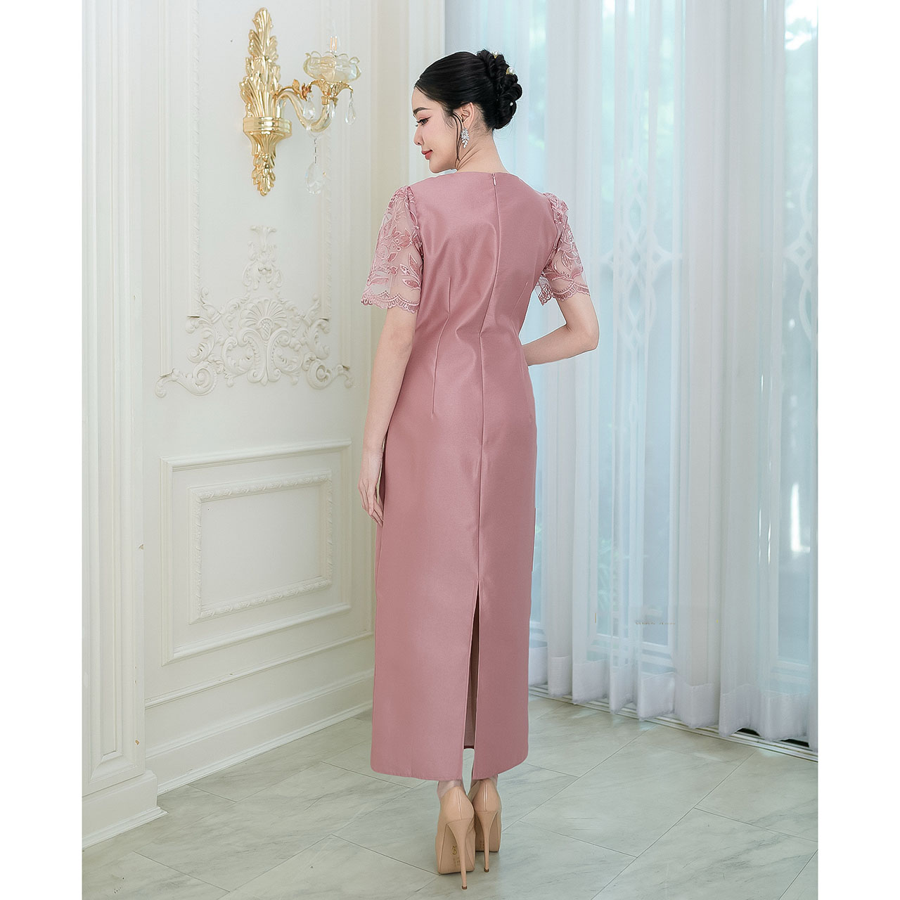 kudapy เดรสผ้าไหมอัดกาวทั้งชุด งานทรงตรงสวยเรียบหรู ด้านหลังกระโปรงผ่า งานแต่งลูกไม้แต่งเลื่อมช่วงแขนและตกแต่งดอกไม้ประดับช่วงเอว