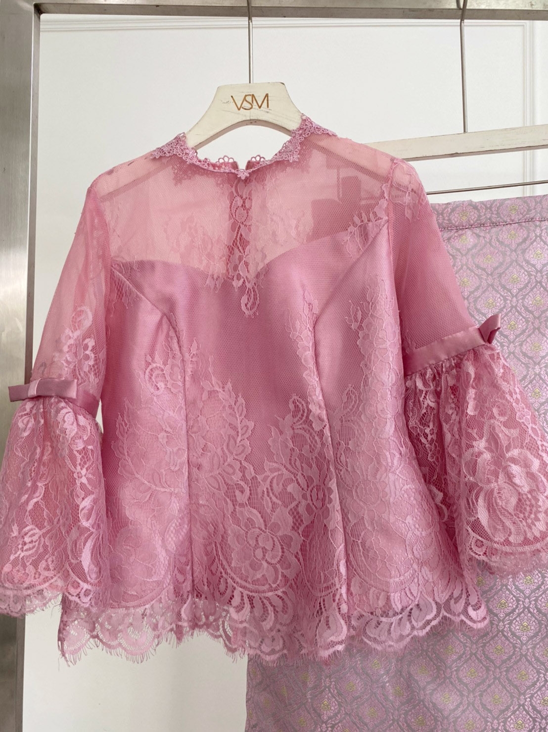 kudapy ชุดเซตไปงานแต่งสีขาว/สีชมพู set เสื้อลูกไม้แขนกระดิ่งยาวสามส่วน+ผ้าถุงผ้าไหมอิตาลี งานสวยเนี๊ยบมาก