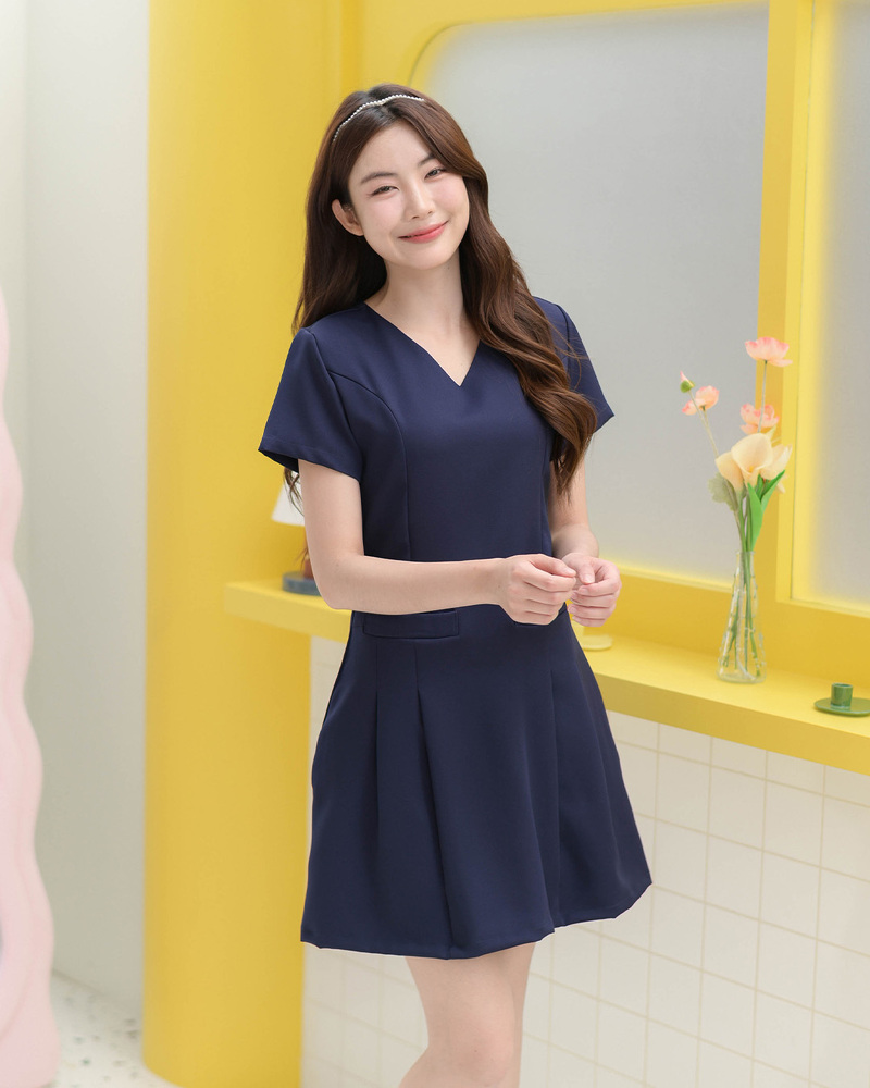 kudapy เดรสแขนสั้นคอวี ดีไซน์กระเป๋าหน้าจับจีบทวิสเพิ่มกิมมิคความน่ารัก แต่ยังคงเน้นความใส่สบาย เนื้อผ้าหนานุ่มมีน้ำหนัก